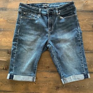 2 pairs woman’s Bermuda shorts, 12